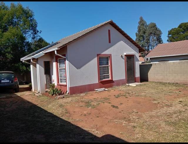 2 BEDROOM HOUSE FOR SALE IN LENASIA SOUTH